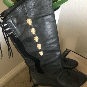 Caspita boots with skulls